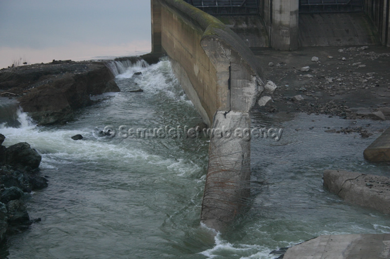 Particolare crollo muro sfioratore di piena